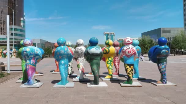 Beeldhouwwerken van landen die deelnemen aan Expo-2017 in Nur Sultan Astana — Stockvideo