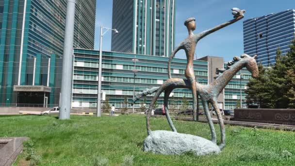 Escultura de homem a cavalo. Nurzhol Bulvar - avenida central, Torre Bayterek — Vídeo de Stock