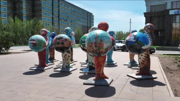 Rzeźby przedstawiające kraje uczestniczące w Expo-2017 Tsentralnyy Gorodskoy — Wideo stockowe