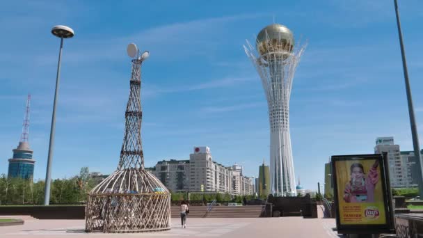 Baiterek torony Nur-Sultan Kazahsztán építészeti csoda turisztikai attrakció — Stock videók