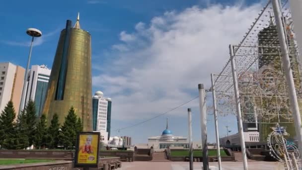 2つの黄金の塔を持つ大統領宮殿の建物Nurjol Boulevardからの眺め — ストック動画
