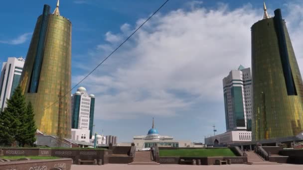 İki Altın Kuleli Başkanlık Sarayı binası. Nurjol Bulvarı 'ndan görüntü — Stok video
