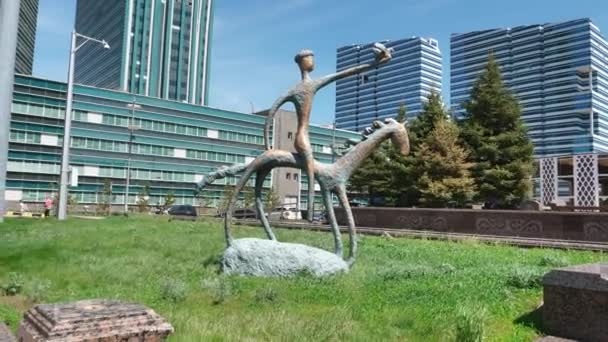 Skulptur av människan på en häst. Nurzhol Bulvar - centrala boulevarden, Bayterek Tower — Stockvideo