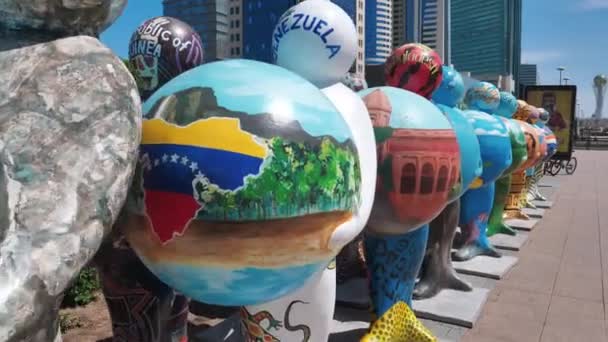 Esculturas com bolas representando países que participam da Expo-2017 Khan Shatyr — Vídeo de Stock