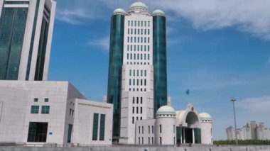 Kazakistan Cumhuriyeti Parlamentosu güneşli bir günde Nur Sultan Astana