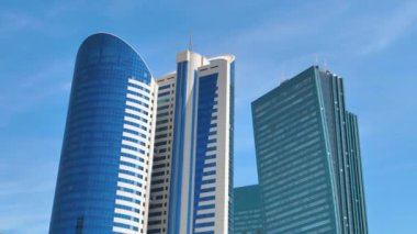 Nur-Sultan 'ın idari ve kültürel merkezindeki modern cam binalar