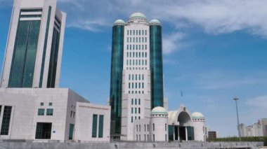 Kazakistan Cumhuriyeti Parlamentosu güneşli bir günde Nur Sultan Astana