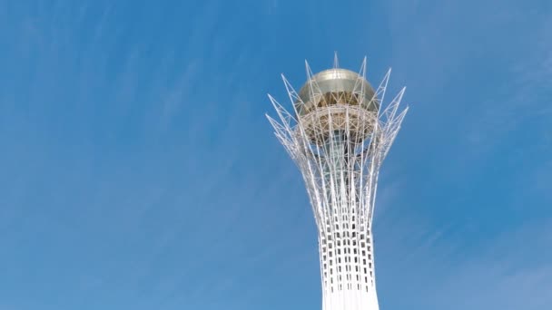 青い空に対するBaitekタワー黄金の球の景色記念塔カザフスタン — ストック動画