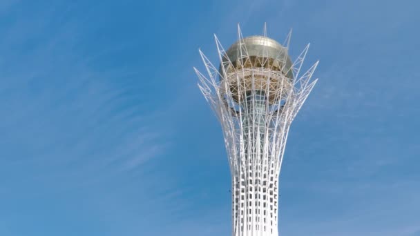 Baiterek torre esfera dorada vista contra el cielo azul una torre monumento Kazajstán — Vídeos de Stock