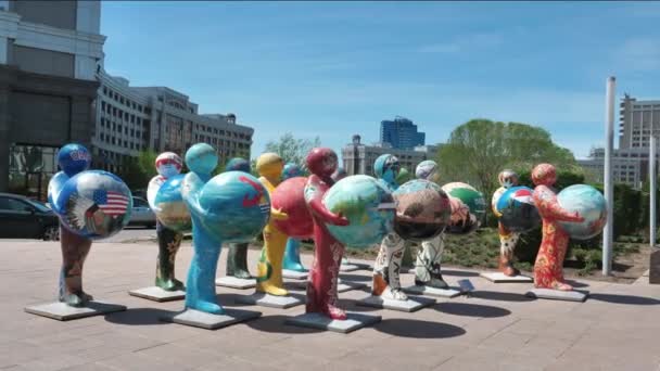 Esculturas segurando bolas com países que participam da Expo 2017 Khan Shatyr — Vídeo de Stock