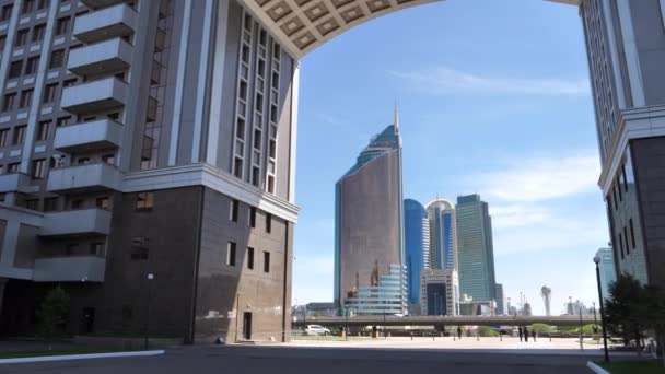 Kilátás a KazMunayGas központi felhőkarcolóiból a Nurzhol sugárúton — Stock videók