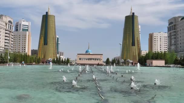 Präsidentenpalast mit zwei Goldenen Türmen. Blick vom Nurjol Boulevard — Stockvideo