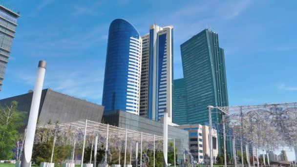 Nur-Sultan Astana Drapacze chmur w administracyjnym centrum kultury niski kąt widzenia — Wideo stockowe