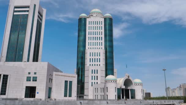 Parlament Republiki Kazachstanu w słoneczny dzień Nur Sultan Astana — Wideo stockowe