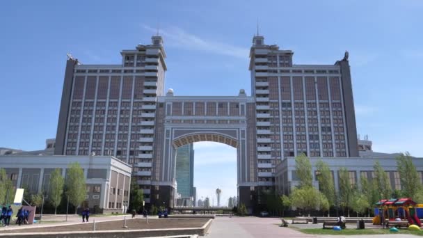 O grande complexo administrativo de cor rosa-dourada da sede da KazMunayGas — Vídeo de Stock