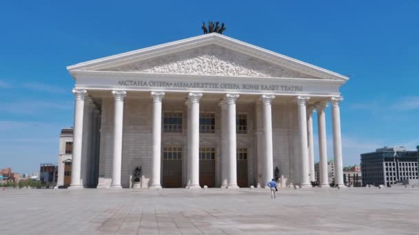 Astana Opera Edifício de estilo clássico com ornamentos dourados esculturas colunas — Vídeo de Stock