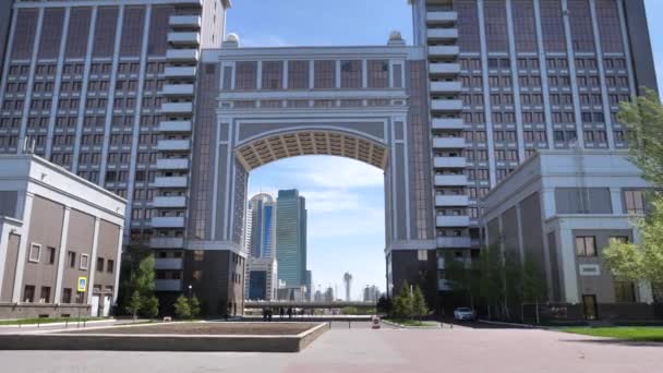 KazMunayGas Oil Company székhely rózsa arany színű adminisztratív komplexum — Stock videók