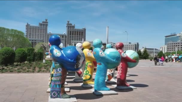 Az Expo-2017 programban részt vevő országokat bemutató bálokat rendező szobrok Astanában — Stock videók