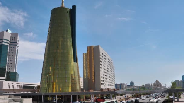 Arany tornyok a tiszta égbolt ellen Sörösdobozok az Ak Orda Elnöki Palota közelében — Stock videók