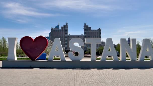Ich liebe Astana Sign Installation mit KazMunayGas Oil Company im Hintergrund — Stockvideo