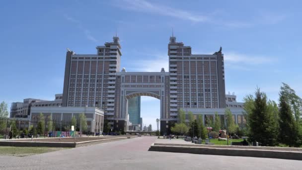 KazMunayGas Petrol Şirketi Genel Merkezi altın renkli idari kompleksi yükseltti — Stok video