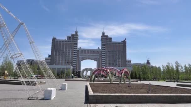 A KazMunayGas székház nagy rózsaarany színű közigazgatási komplexuma — Stock videók