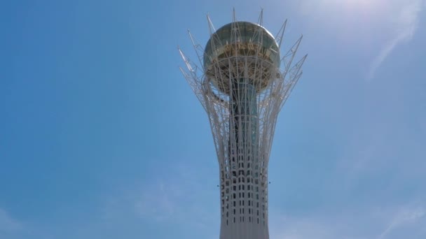 Baiterek monumento torre esfera dorada primer plano en la ciudad capital de Kazajstán — Vídeos de Stock