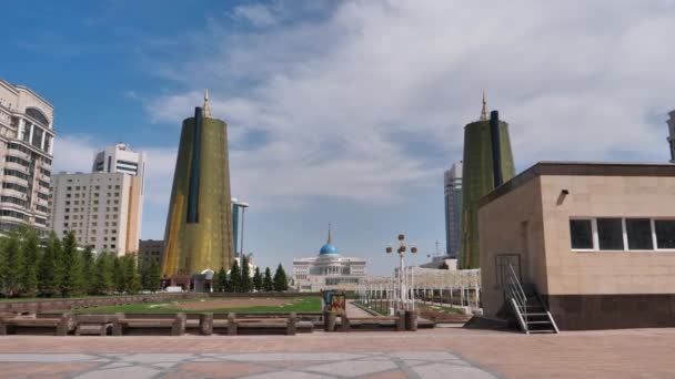 Höghöjdsbyggnad i Nur-Sultan Astanas administrativa och kulturella centrum — Stockvideo