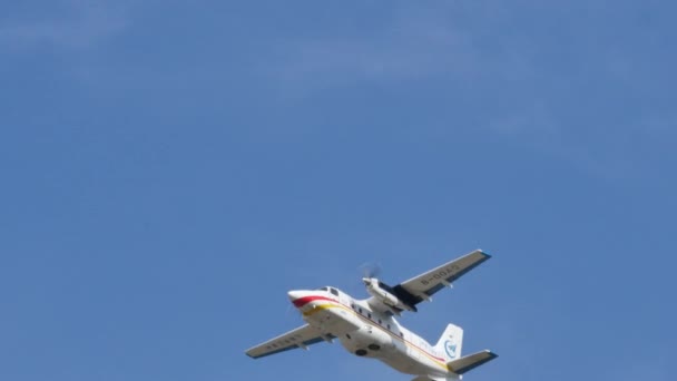 하빈 Y-12 비행중인 중국의 고속 날개 쌍발 엔진 터보프롭 여객기 — 비디오