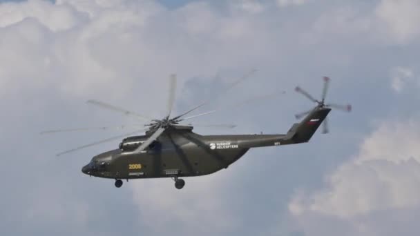 비행하고 있는 세계에서 가장 크고 무겁고 강력 한 헬리콥터 — 비디오