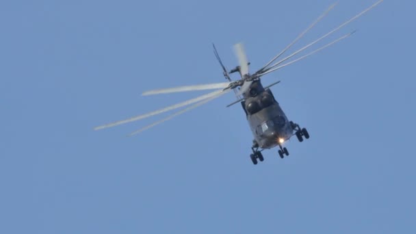 Mil Mi-26, 비행중인 소련군의 대형 수송 헬리콥터 — 비디오