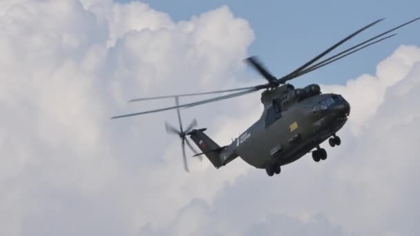 날아가고 있는 거대 한 러시아 의군용 헬리콥터 — 비디오