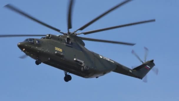Russische Luchtmacht militaire zware helikopter in vlucht in de blauwe lucht — Stockvideo