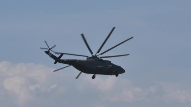 저 속으로 비행하는 거대 한 러시아 군 수송 헬리콥터 — 비디오