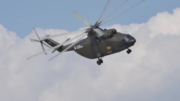 세계에서 가장 무거운 수송 헬리콥터 가 푸른 하늘에서 비행하고 있다 — 비디오