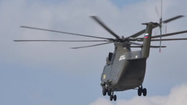 Grandes helicópteros de transporte de las fuerzas armadas rusas en vuelo a baja velocidad — Vídeos de Stock