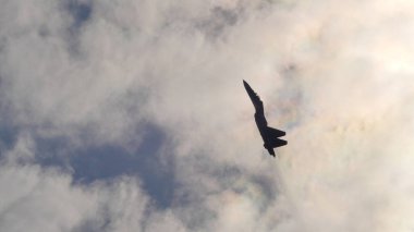 Süper manevra kabiliyeti olan Rus askeri uçağı uçuşta savaş manevraları yapıyor.