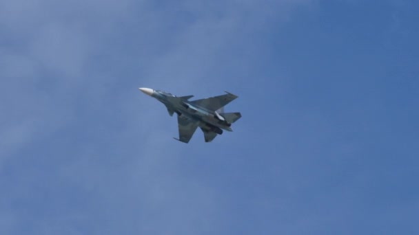 Russian military fighter jet plane performs combat maneuvers in the blue sky — Stock Video
