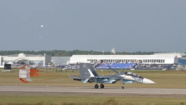 러시아 육군 전투기가 브레이크 낙하산을 펴고 착륙하다 — 비디오