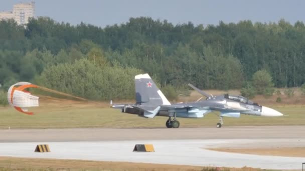 Vojenské šedé bojové letouny ruských ozbrojených sil uvolňují brzdový padák — Stock video