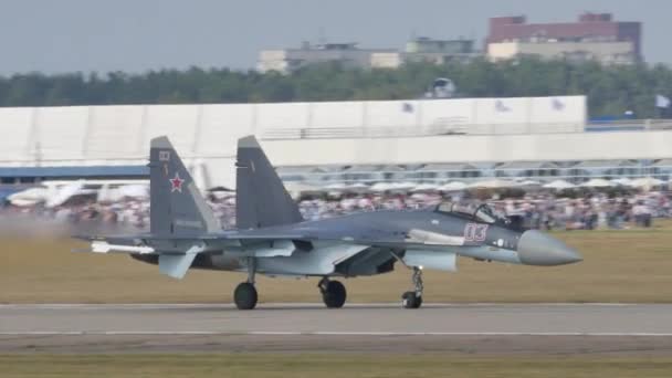Grå stridsflygplan lyfter. Sukhoi Su-35 från ryska flygvapnet — Stockvideo
