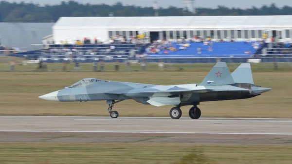 Tarnkappenflugzeug der russischen Luftwaffe auf der Landebahn lizenzfreie Stockbilder