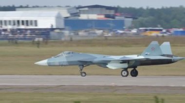 Gizli ve süper manevra kabiliyeti olan beşinci nesil Rus jet uçağı taksicilik yapıyor.