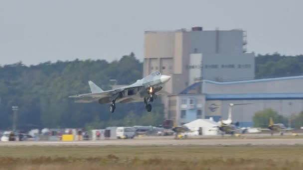 第五代俄罗斯喷气式战斗机的隐形和超机动着陆 — 图库视频影像