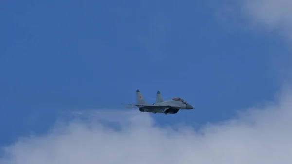 Russia aereo jet da combattimento in volo in cielo nuvoloso blu — Foto Stock