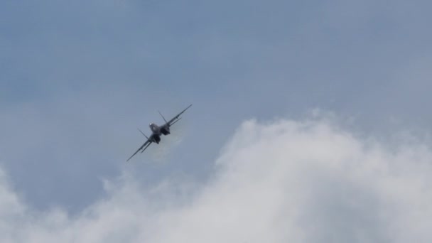 MiG-Kampfflugzeug aus Russland absolviert Kampfmanöver am Himmel — Stockvideo