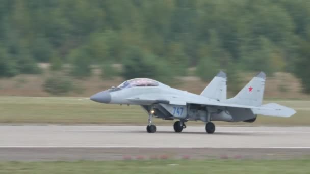 Avion de chasse de Russie Guerre froide soviétique en camouflage gris circulant au sol — Video