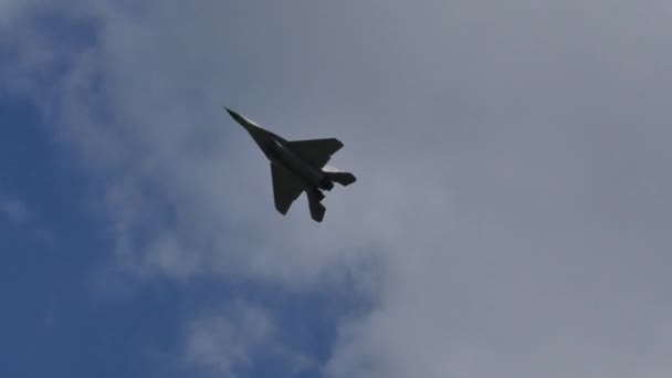 Orosz katonai repülőgép szuperszonikus szürke álcázásban repülés közben a kék égen — Stock videók