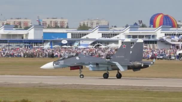 Avion de combat en camouflage gris foncé circulant sur la piste — Video