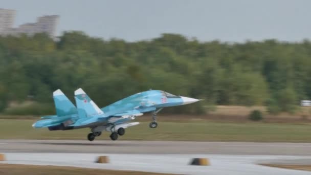 Sukhoi Su-34 Fullback supersonische straaljager straaljager van Russische Luchtmacht — Stockvideo